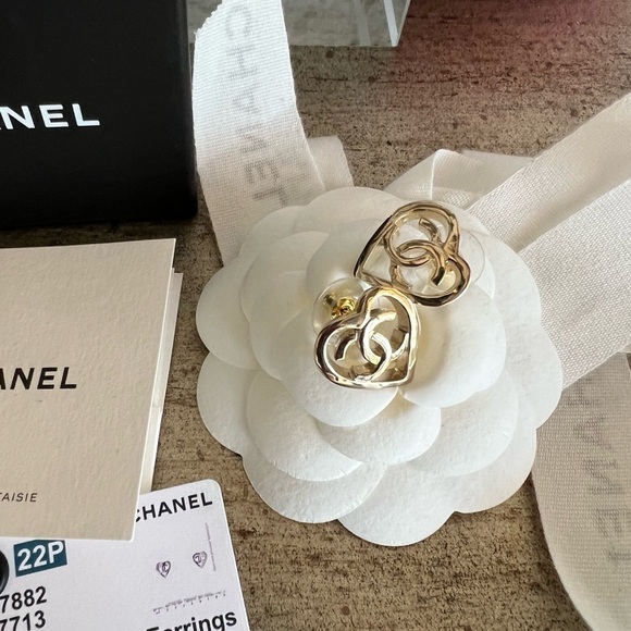 CHANEL 22P Metal Gold-tone Heart Earrings - Picture 1 of 11